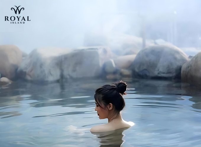 Trong khi tắm nước khoáng nóng Onsen